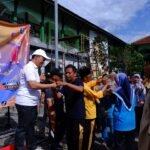 Kepala MAN 2 Magelang Buka Class Meeting dengan Melepas Burung Perkutut